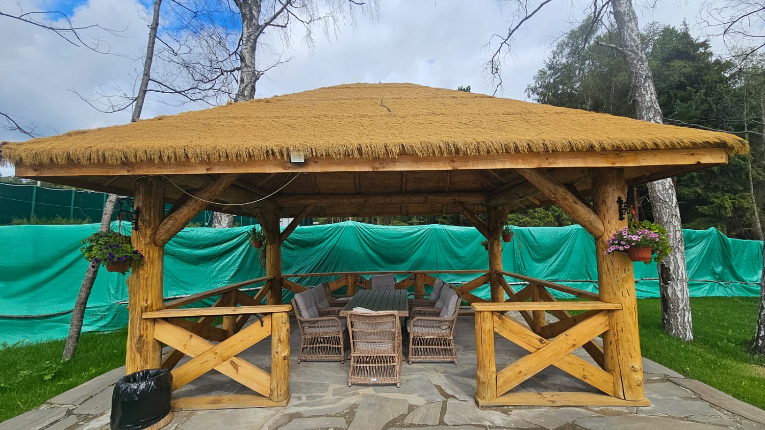 Обеденный комплект из ротанга Royal Family ISABELLA в деревянных беседках: гармония природных материалов